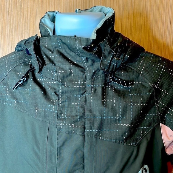 volcom women’s small ski/snowboard jacket, pink/taupe , in good condition - Picture 9 of 9